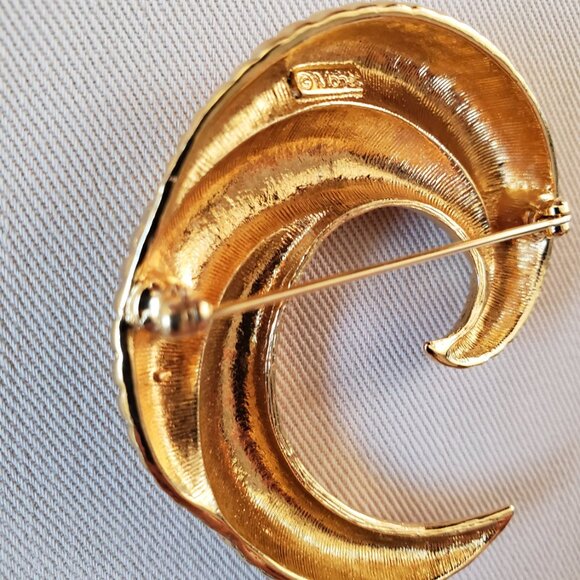 Vintage Monet Modernist Overlay Swirl Gold Tone Brooch - Picture 7 of 10